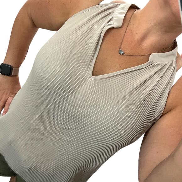 Banana Republic MEDIUM Petite Ribbed Pleated Sleeveless Split Neck Blouse - Picture 8 of 11